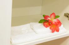 Фото товара Комплект мебели для ванной Sanflor Бэтта 70 с дверцами, белая с зеркальными вставками/Q 70 (Дрея)